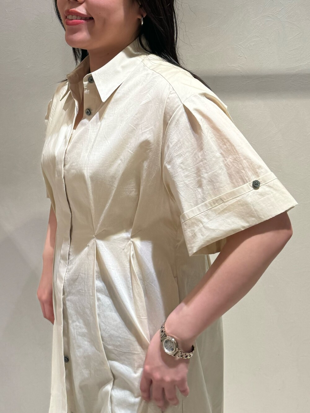 ホワイト系のワンピースを着用したレディースの夏コーディネートの5枚目の写真