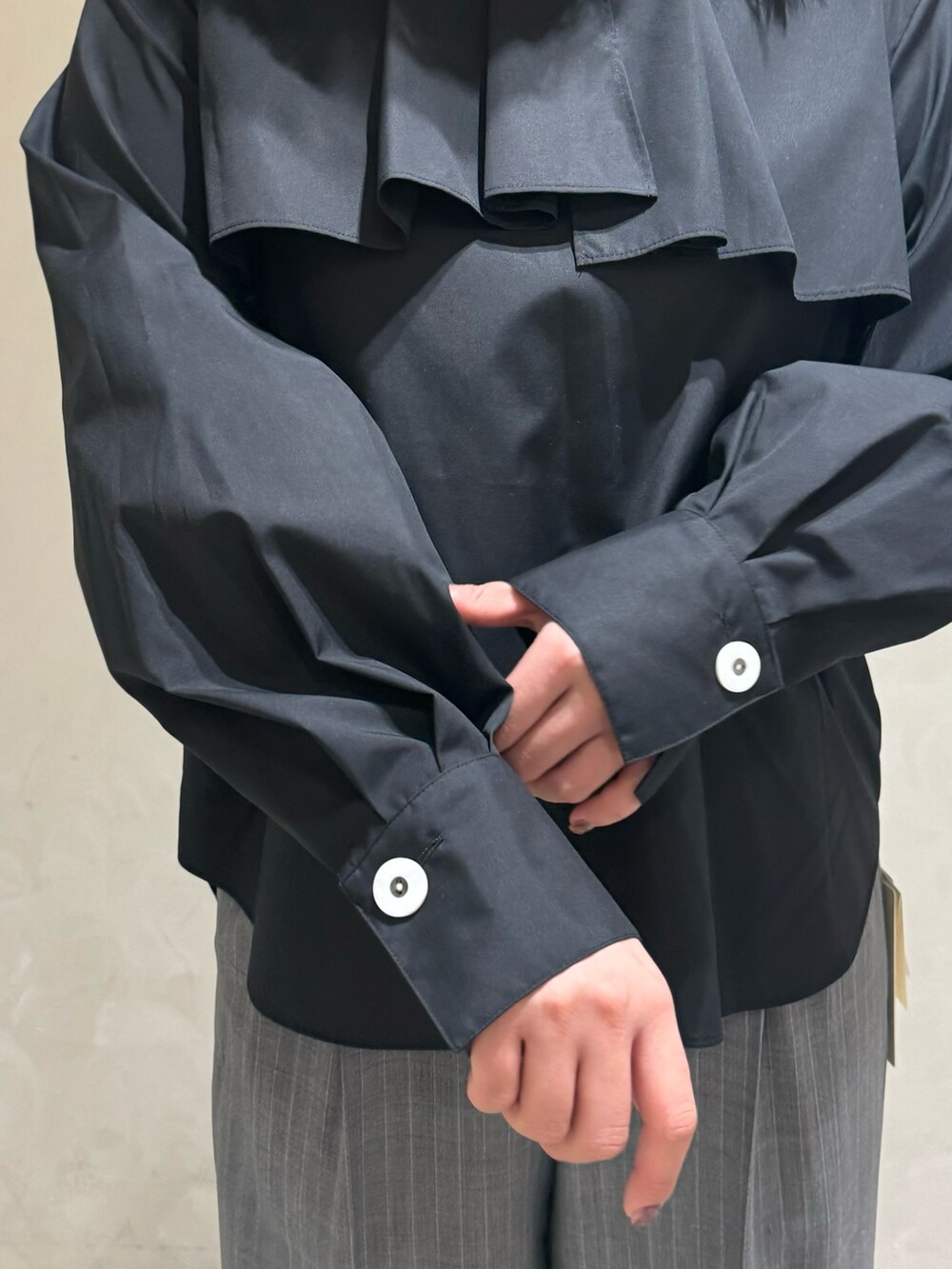 ブラック系のシャツ/ブラウス、その他のスラックスを着用したレディースの秋コーディネートの10枚目の写真