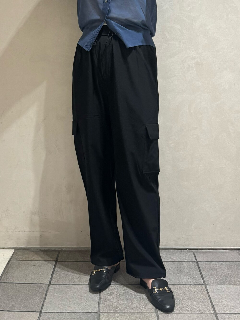 ブルー系のシャツ/ブラウス、ブラック系のカーゴパンツを着用したレディースの夏コーディネートの5枚目の写真