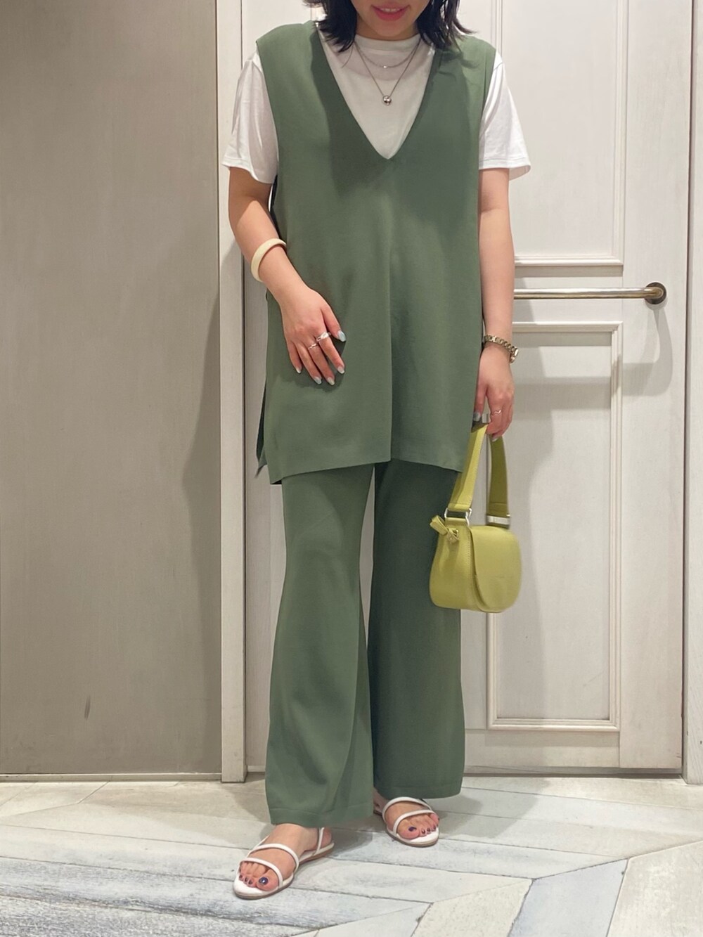 ホワイト系のサンダル、グリーン系のその他パンツ、ホワイト系のTシャツ/カットソーを着用したレディースの夏コーディネートの2枚目の写真