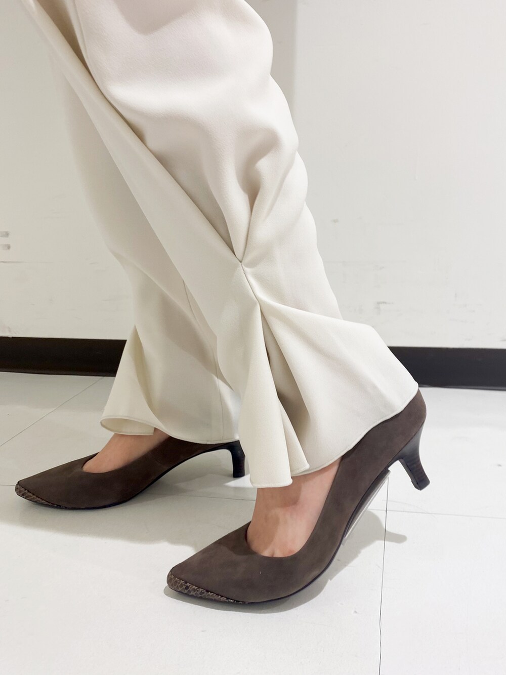 ブルー系のカーディガン/ボレロ、ホワイト系のその他パンツ、グレー系のパンプスを着用したレディースの秋コーディネートの5枚目の写真