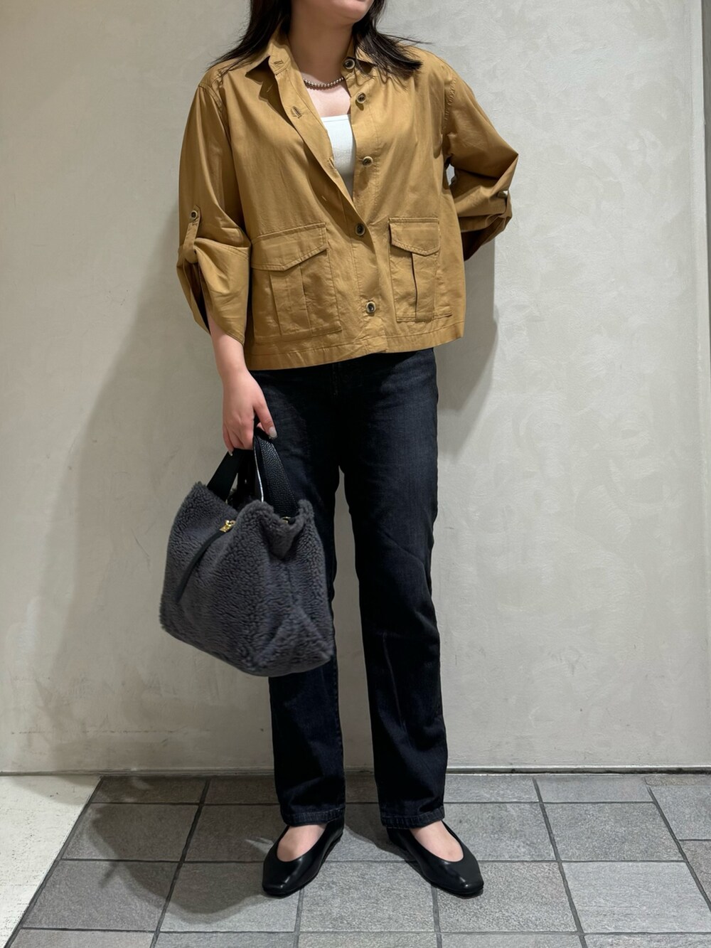 ベージュ系のシャツ/ブラウス、ブラック系のその他パンツを着用したレディースの秋コーディネートの2枚目の写真