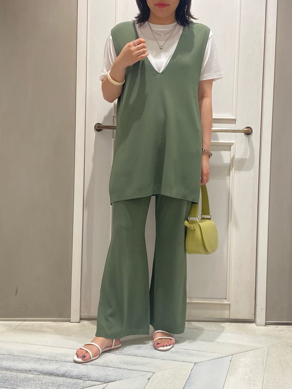 ホワイト系のサンダル、グリーン系のその他パンツ、ホワイト系のTシャツ/カットソーを着用したレディースの夏コーディネートの3枚目の写真
