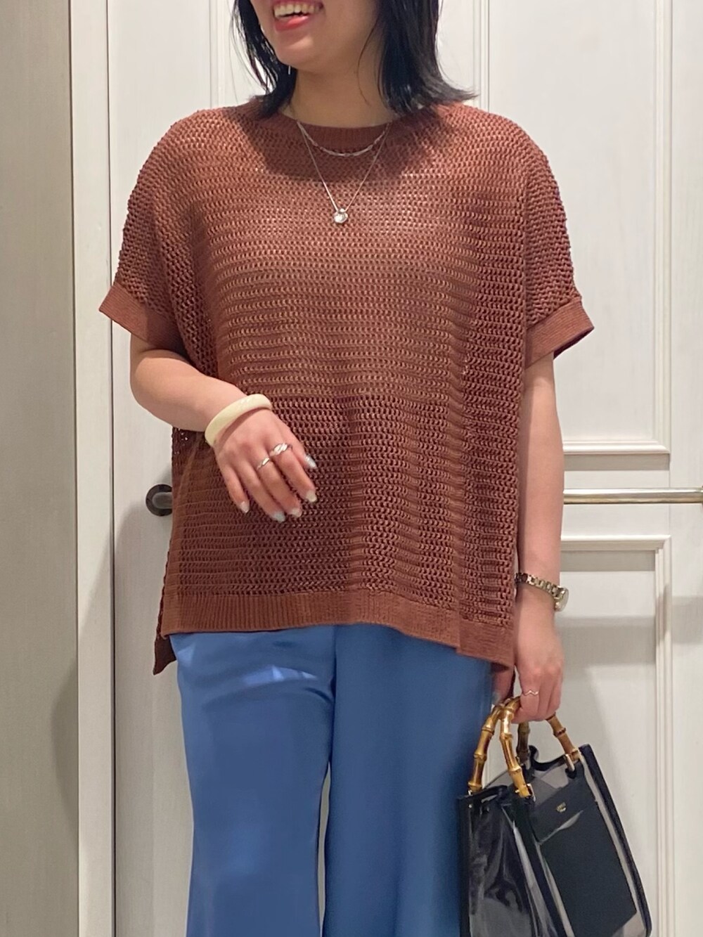 ブラウン系のニット/セーター、ブルー系のその他パンツ、ホワイト系のサンダルを着用したレディースの夏コーディネートの6枚目の写真