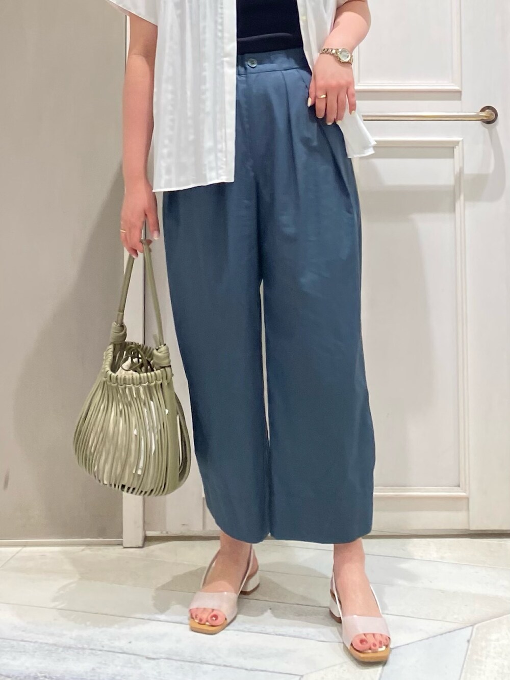 ホワイト系のシャツ/ブラウス、グリーン系のその他パンツ、グリーン系のショルダーバッグを着用したレディースの夏コーディネートの4枚目の写真