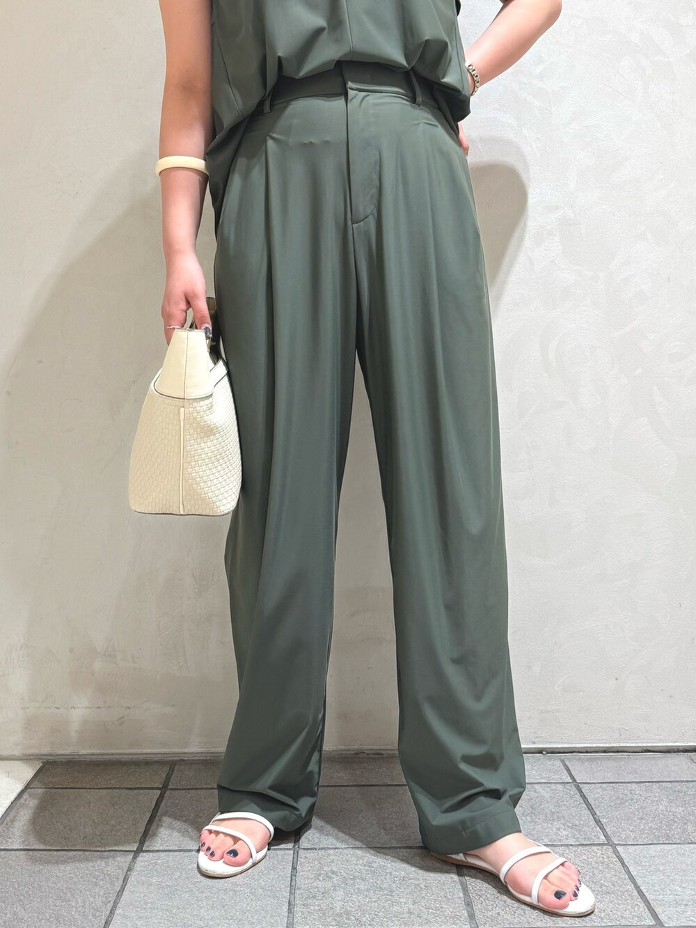 グリーン系のシャツ/ブラウス、グリーン系のその他パンツを着用したレディースの夏コーディネートの8枚目の写真