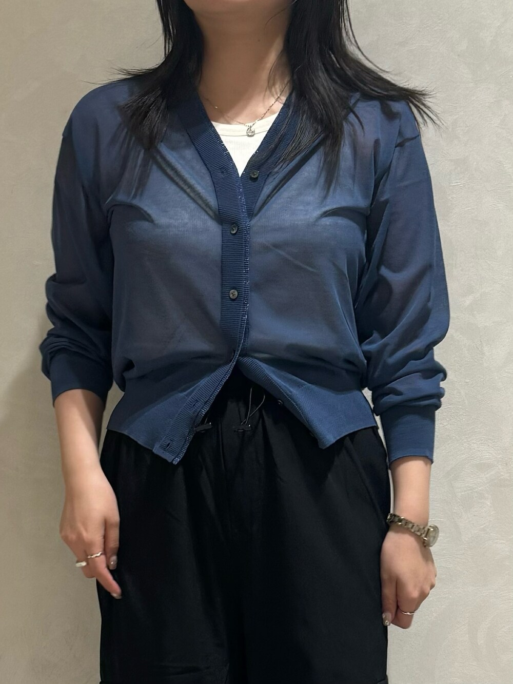 ブルー系のシャツ/ブラウス、ブラック系のカーゴパンツを着用したレディースの夏コーディネートの4枚目の写真