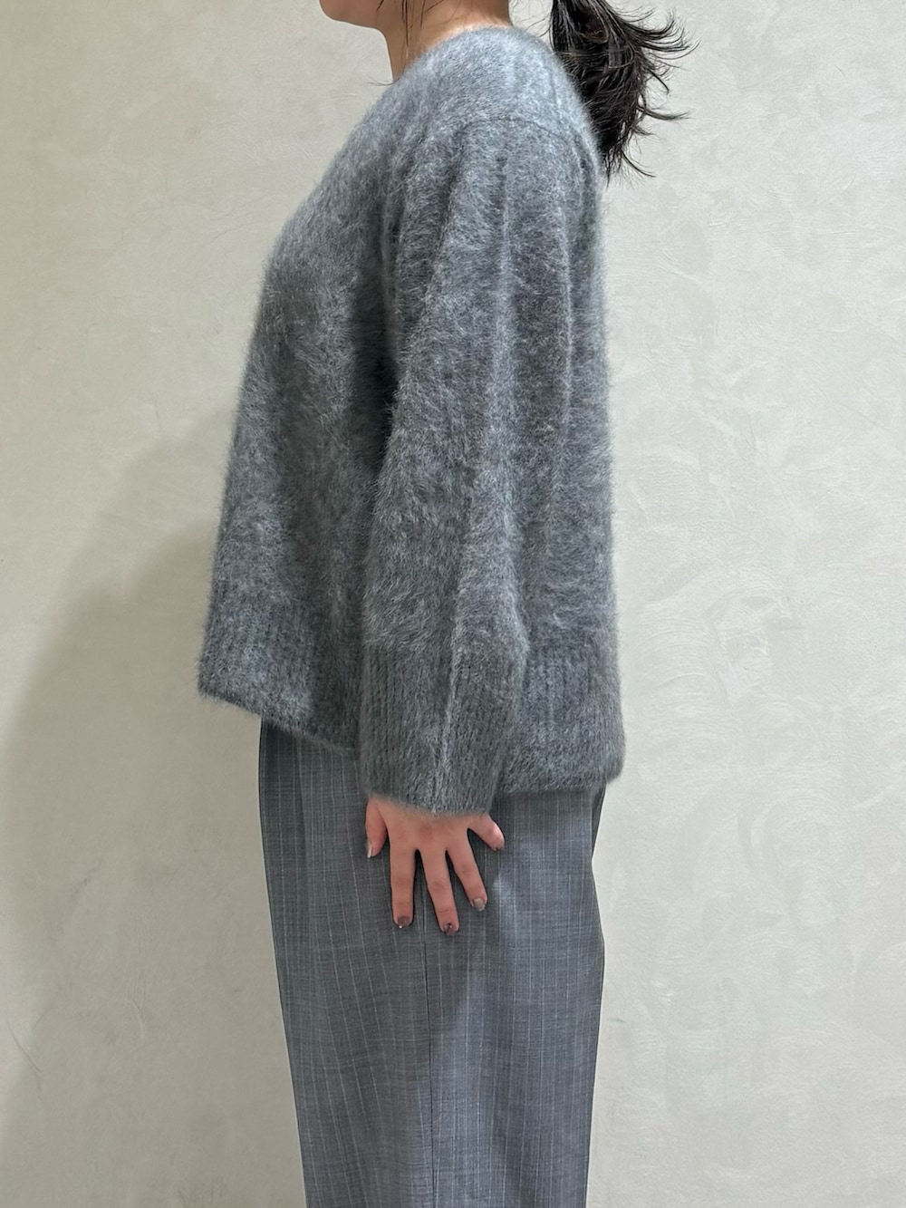 グレー系のニット/セーター、その他のスラックス、ブラック系のボストンバッグを着用したレディースの秋コーディネートの7枚目の写真