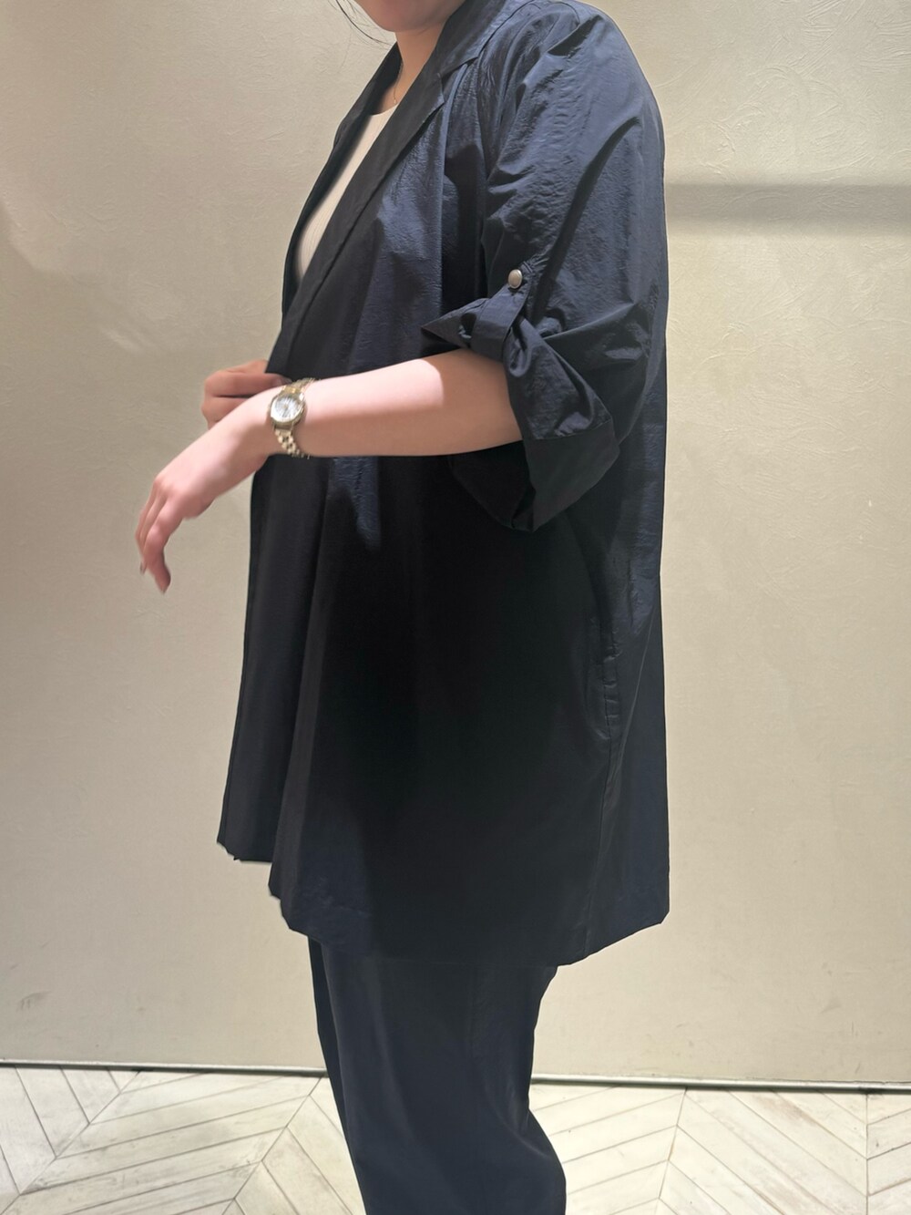 ブラック系のシャツ/ブラウス、ブラック系のその他パンツ、ブラック系のトートバッグを着用したレディースの夏コーディネートの4枚目の写真