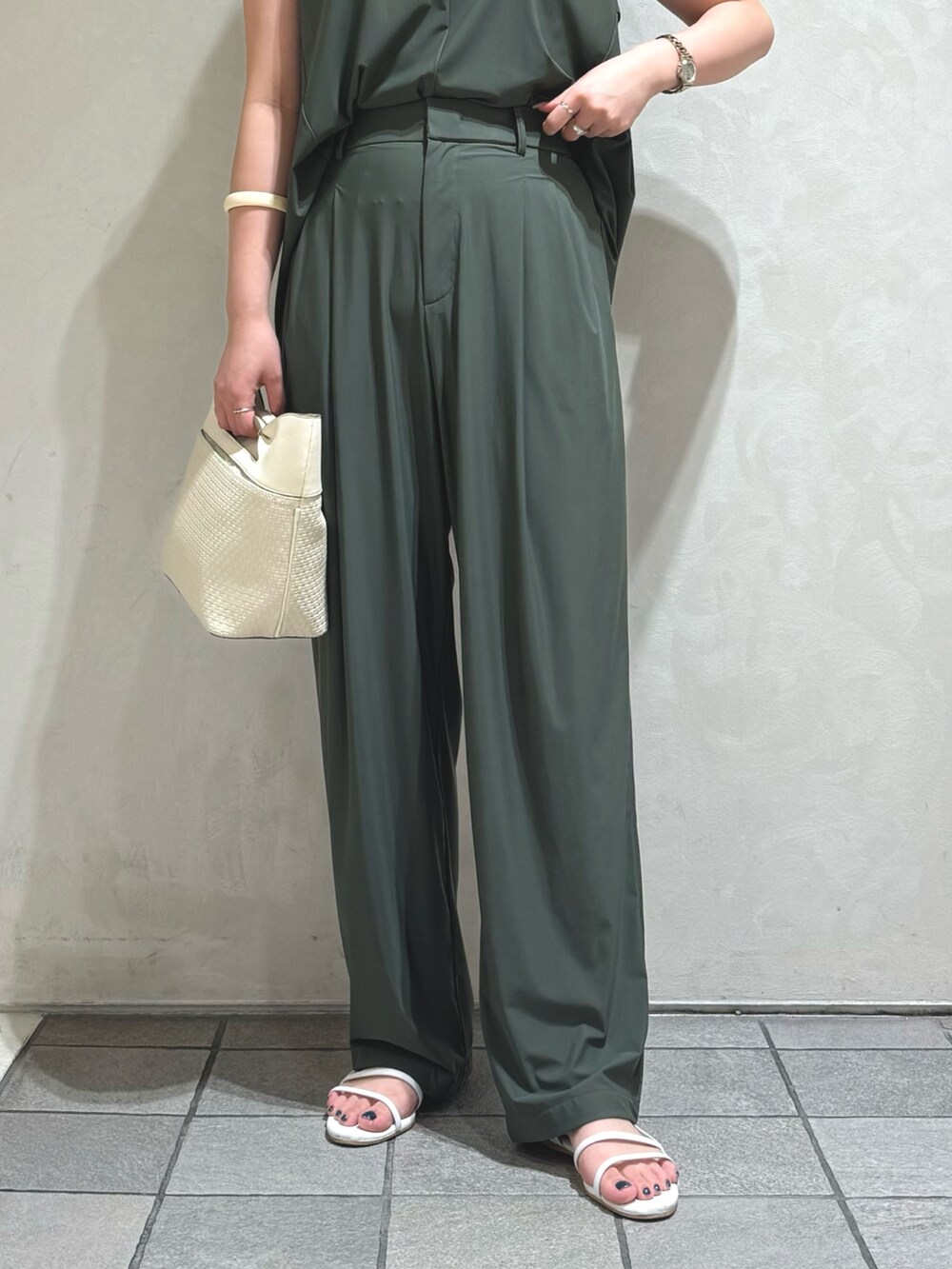 グリーン系のシャツ/ブラウス、グリーン系のその他パンツを着用したレディースの夏コーディネートの7枚目の写真