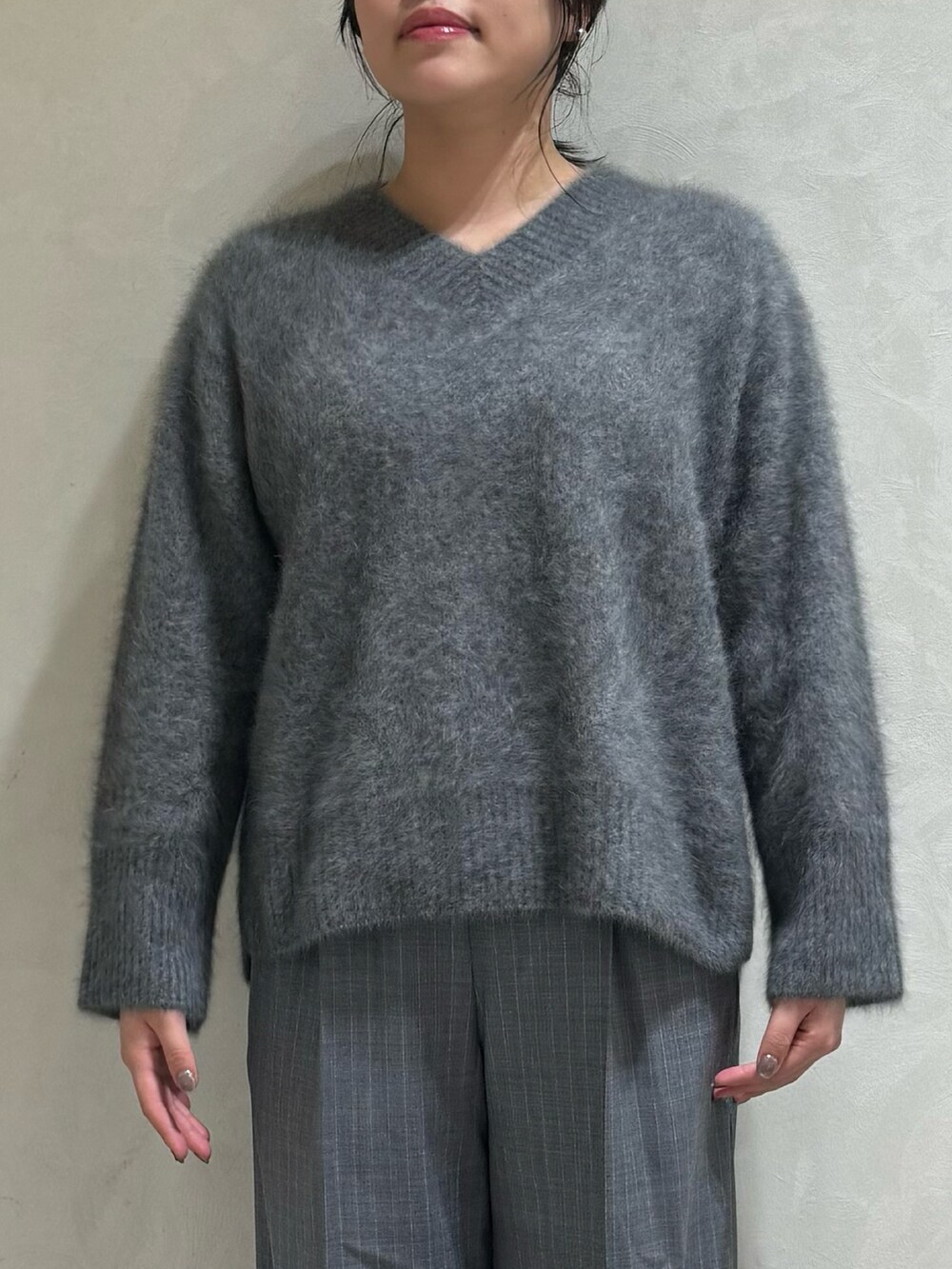 グレー系のニット/セーター、その他のスラックス、ブラック系のボストンバッグを着用したレディースの秋コーディネートの6枚目の写真