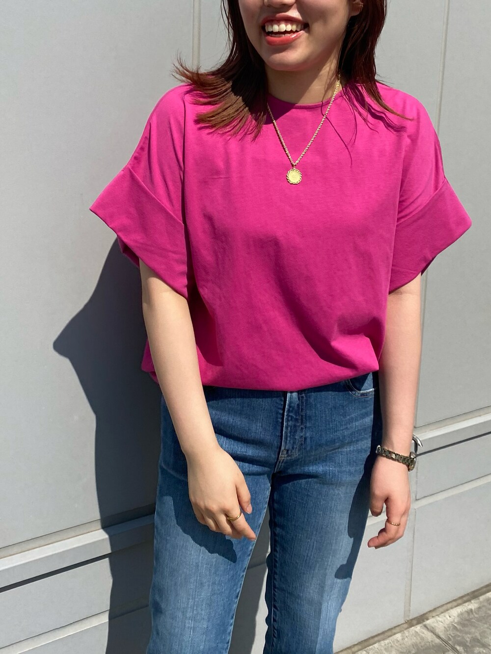 ピンク系のTシャツ/カットソー、ホワイト系のトートバッグ、ブルー系のデニムパンツを着用したレディースの夏コーディネートの3枚目の写真