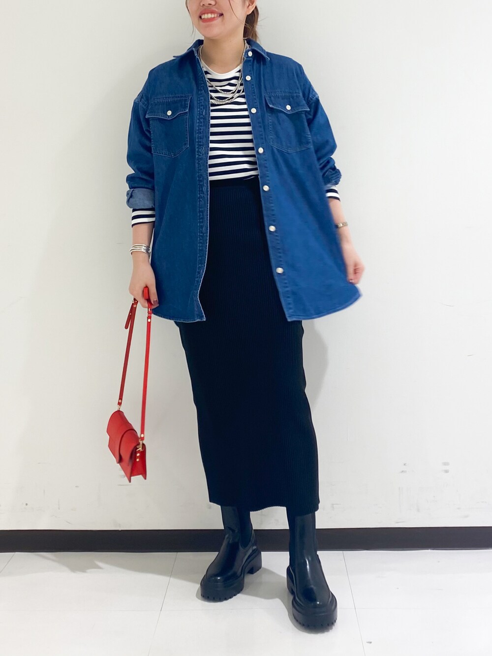 ホワイト系のTシャツ/カットソー、ブルー系のシャツ/ブラウス、ホワイト系のスカートを着用したレディースの秋コーディネートの5枚目の写真