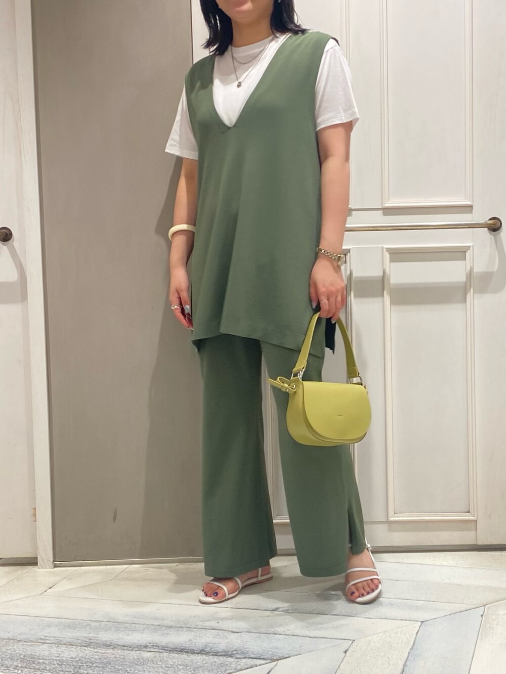 ホワイト系のサンダル、グリーン系のその他パンツ、ホワイト系のTシャツ/カットソーを着用したレディースの夏コーディネートの4枚目の写真