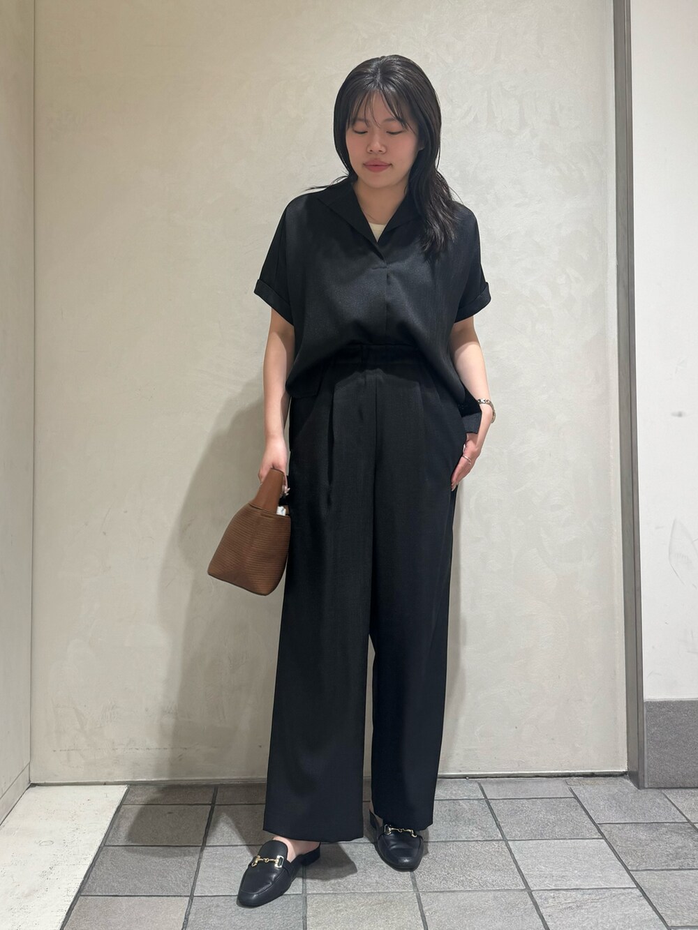 ブラック系のシャツ/ブラウス、ブラック系のその他パンツを着用したレディースの夏コーディネートの2枚目の写真