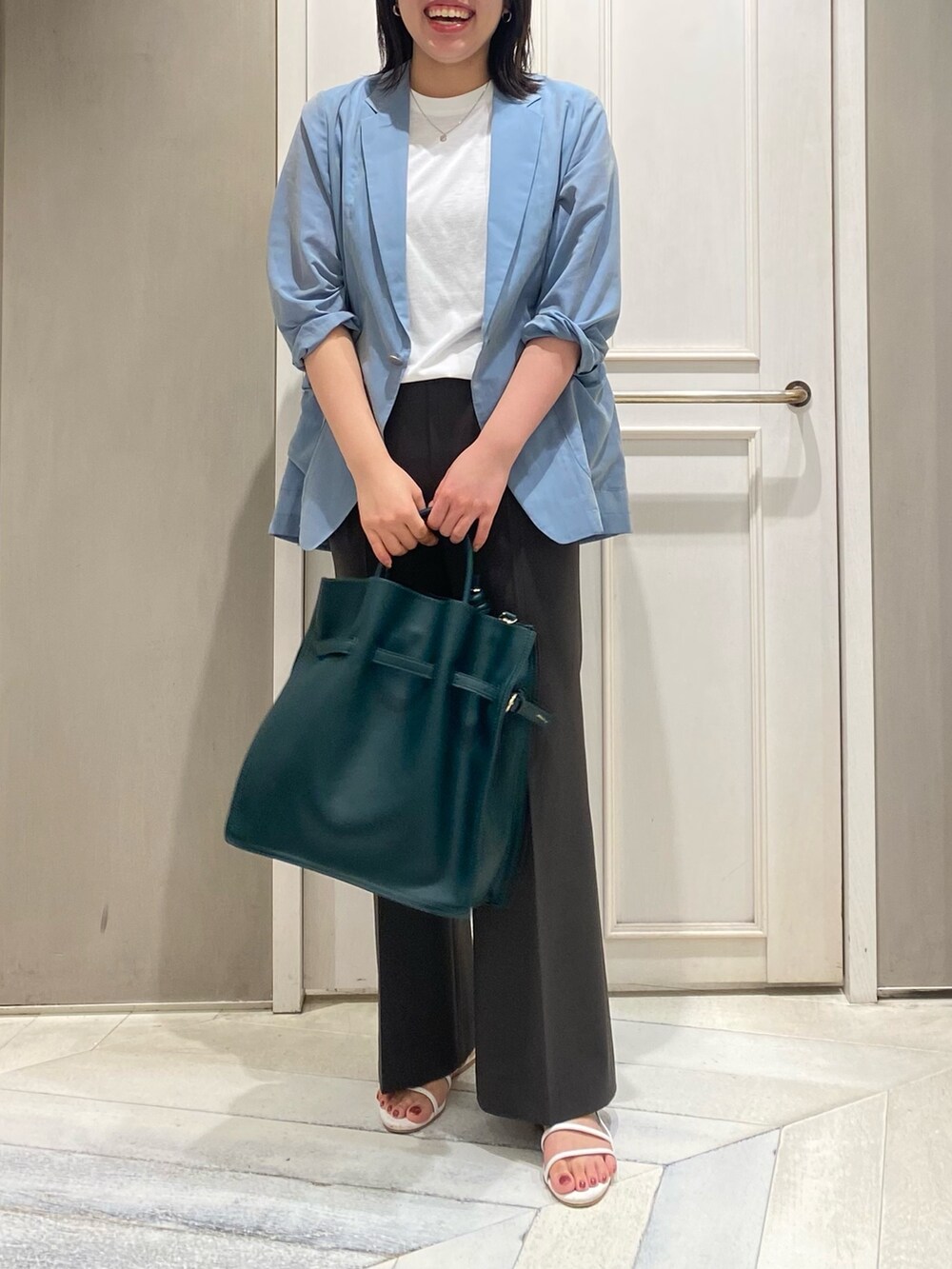ホワイト系のTシャツ/カットソー、グリーン系のトートバッグ、ブルー系のテーラードジャケットを着用したレディースの夏コーディネートの5枚目の写真