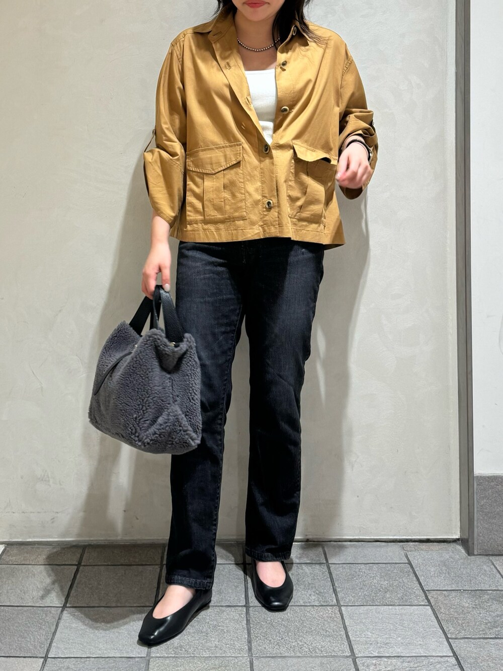 ベージュ系のシャツ/ブラウス、ブラック系のその他パンツを着用したレディースの秋コーディネートの4枚目の写真