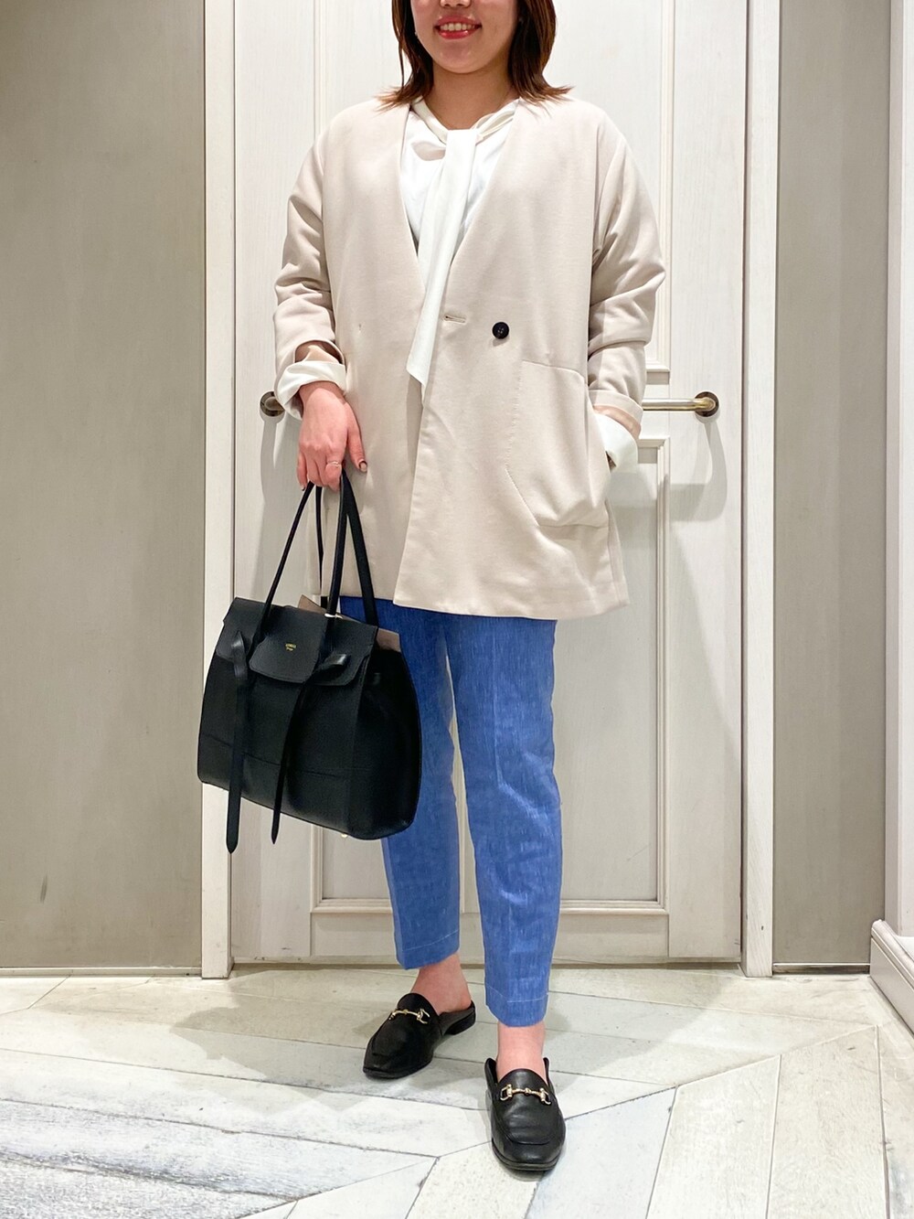 「春服デビュー宣言、大人カジュアル、春、大人女子、デニムパンツ、ジャケット、春コート、ジャージージャケット、レガシー、カリテ(qualite)、qualite、デニムライク、パンツスタイル、パンツブランド、パステル映える春」｜「qualiteのドレープボウタイブラウス（シャツ/ブラウス、ホワイト系）」を使った、たじさん（レディース・159cm）の春コーディネートの2枚目の写真