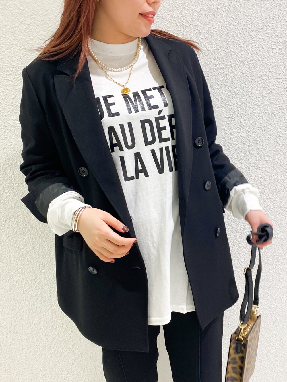 ブラック系のTシャツ/カットソー、ブラウン系のその他パンツ、ホワイト系のパンプスを着用したレディースの秋コーディネートの4枚目の写真