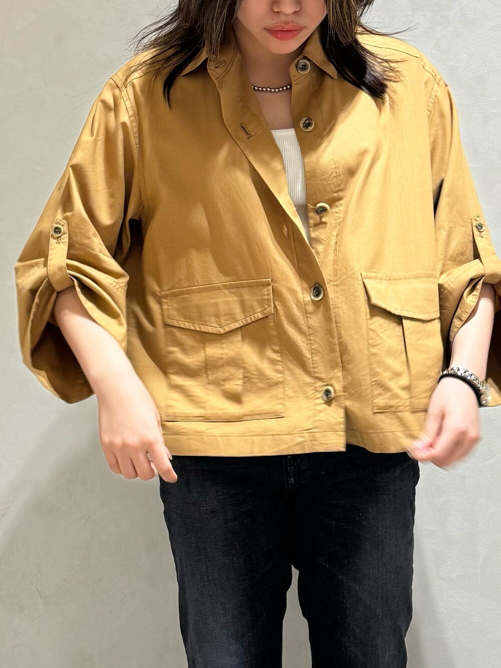 ベージュ系のシャツ/ブラウス、ブラック系のその他パンツを着用したレディースの秋コーディネートの7枚目の写真