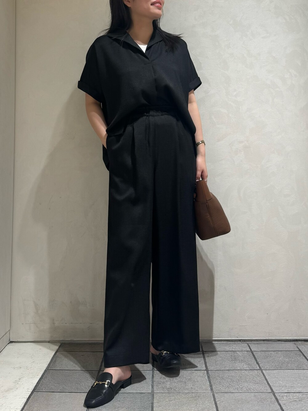 ブラック系のシャツ/ブラウス、ブラック系のその他パンツを着用したレディースの夏コーディネートの4枚目の写真