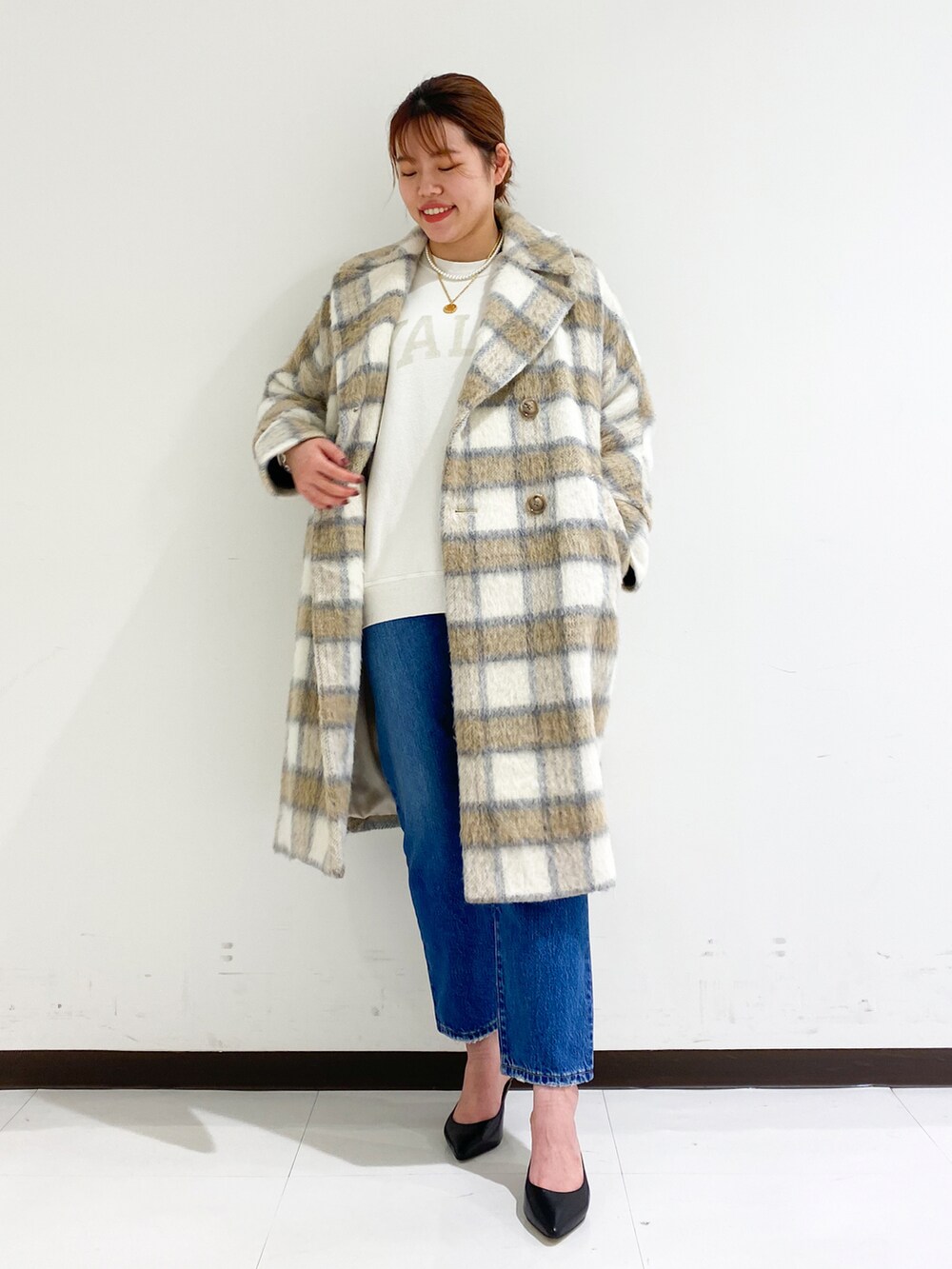 「秋冬コーデ、カジュアルコーデ、オトナ女子、おしゃれさんと繋がりたい、デニム、TICCA、チェックコート、コート、スウェット、大人ガーリー、キレイめ、きれいめカジュアル、トレンド、ベージュ、Rougevif」｜「Rouge vifのアイテム（デニムパンツ、ブルー系）」を使った、たじさん（レディース・159cm）の秋コーディネートの5枚目の写真