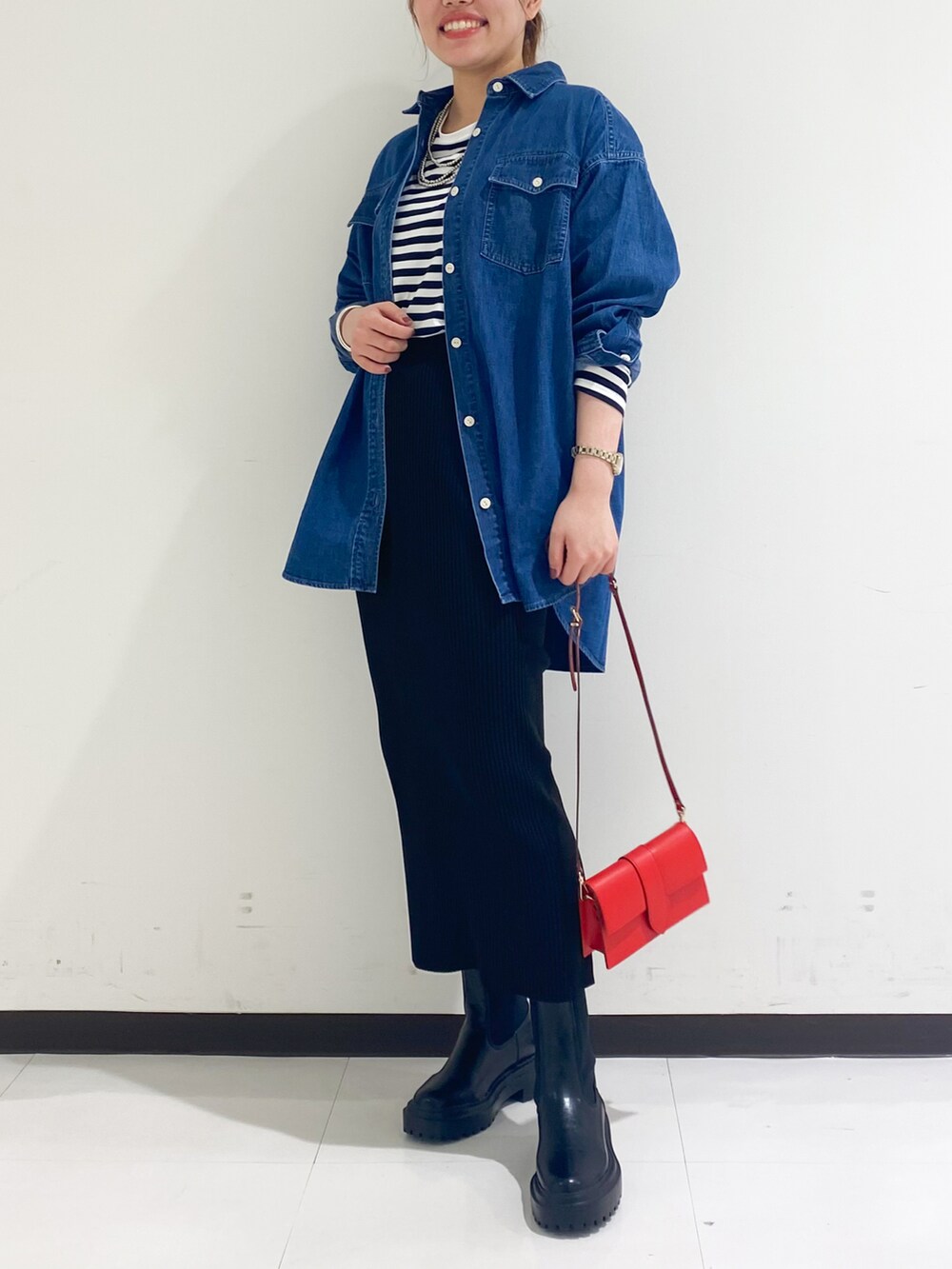 ホワイト系のTシャツ/カットソー、ブルー系のシャツ/ブラウス、ホワイト系のスカートを着用したレディースの秋コーディネートの4枚目の写真