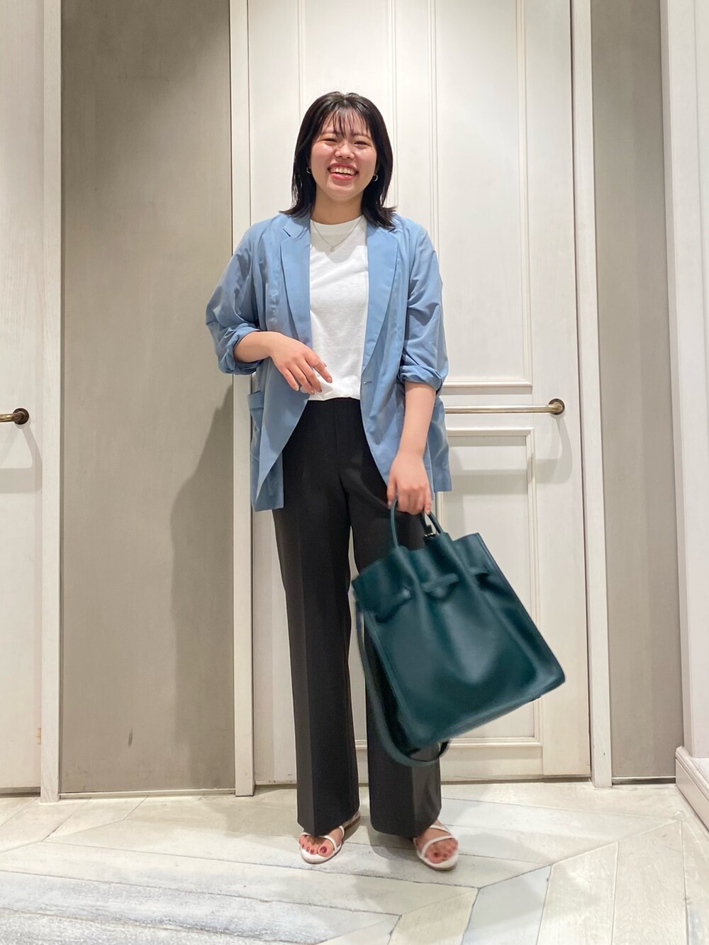 ホワイト系のTシャツ/カットソー、グリーン系のトートバッグ、ブルー系のテーラードジャケットを着用したレディースの夏コーディネートの6枚目の写真