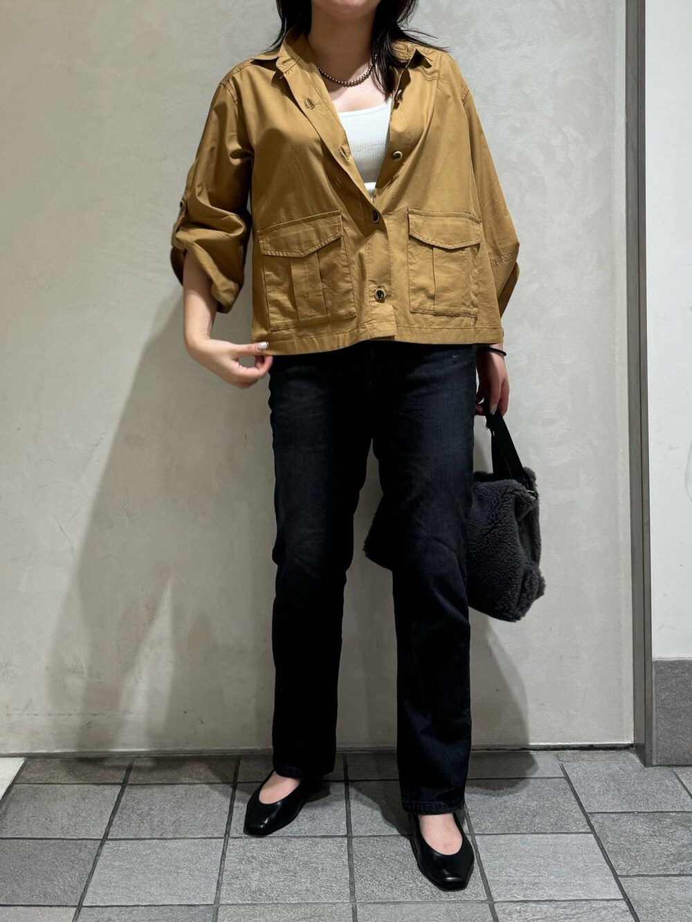 ベージュ系のシャツ/ブラウス、ブラック系のその他パンツを着用したレディースの秋コーディネートの3枚目の写真