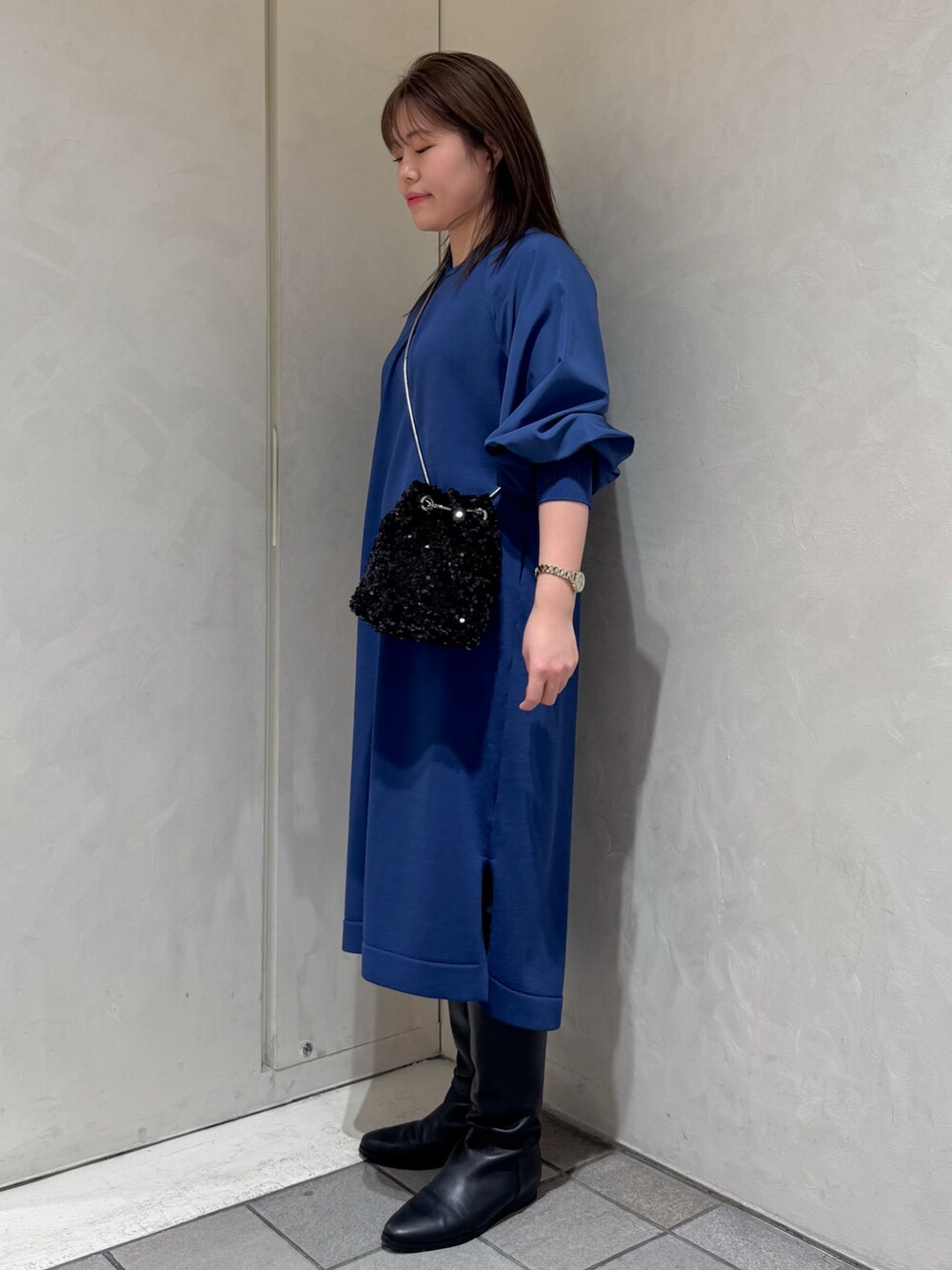 ブルー系のワンピースを着用したレディースの冬コーディネートの4枚目の写真