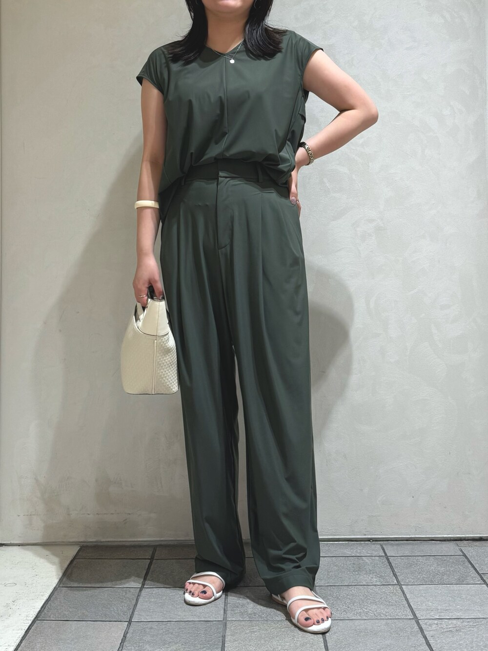 グリーン系のシャツ/ブラウス、グリーン系のその他パンツを着用したレディースの夏コーディネートの4枚目の写真