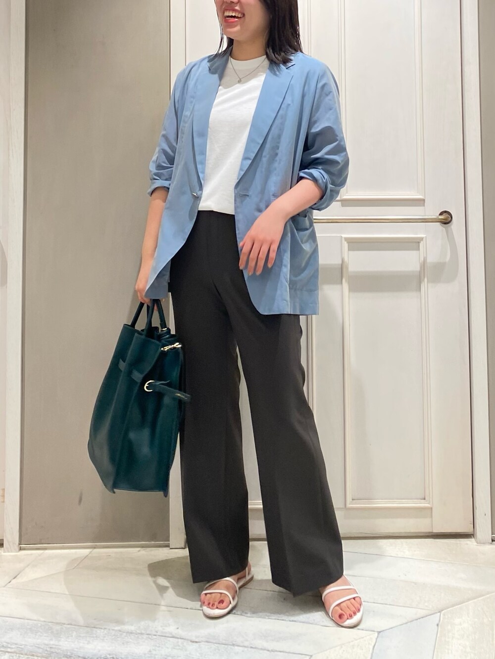 ホワイト系のTシャツ/カットソー、グリーン系のトートバッグ、ブルー系のテーラードジャケットを着用したレディースの夏コーディネートの3枚目の写真