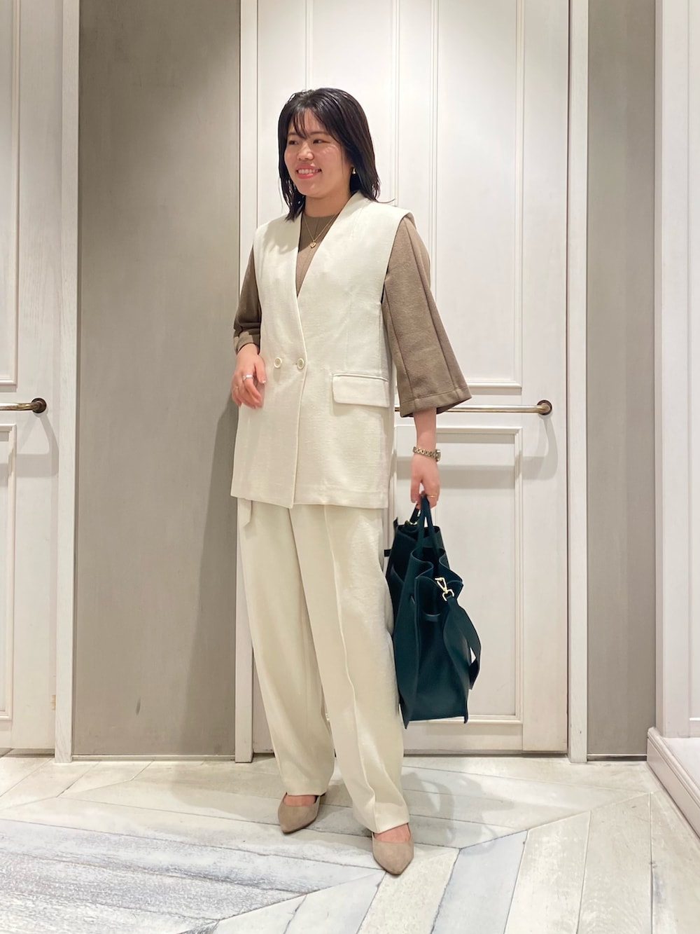 「セットアップ、きれいめカジュアル、オトナカワイイ、秋先取りコーデ、おしゃれさんと繋がりたい、骨格ストレート、ベーシック/トラッド、モノトーン、ツィード、ジレ、ホワイトコーデ、パンツスタイル、カリテ(qualite)、オフィスカジュアル、お出かけコーデ」｜「qualiteのブークレダンボールプルオーバー（Tシャツ/カットソー、ベージュ系）」を使った、たじさん（レディース・159cm）の夏コーディネートの5枚目の写真