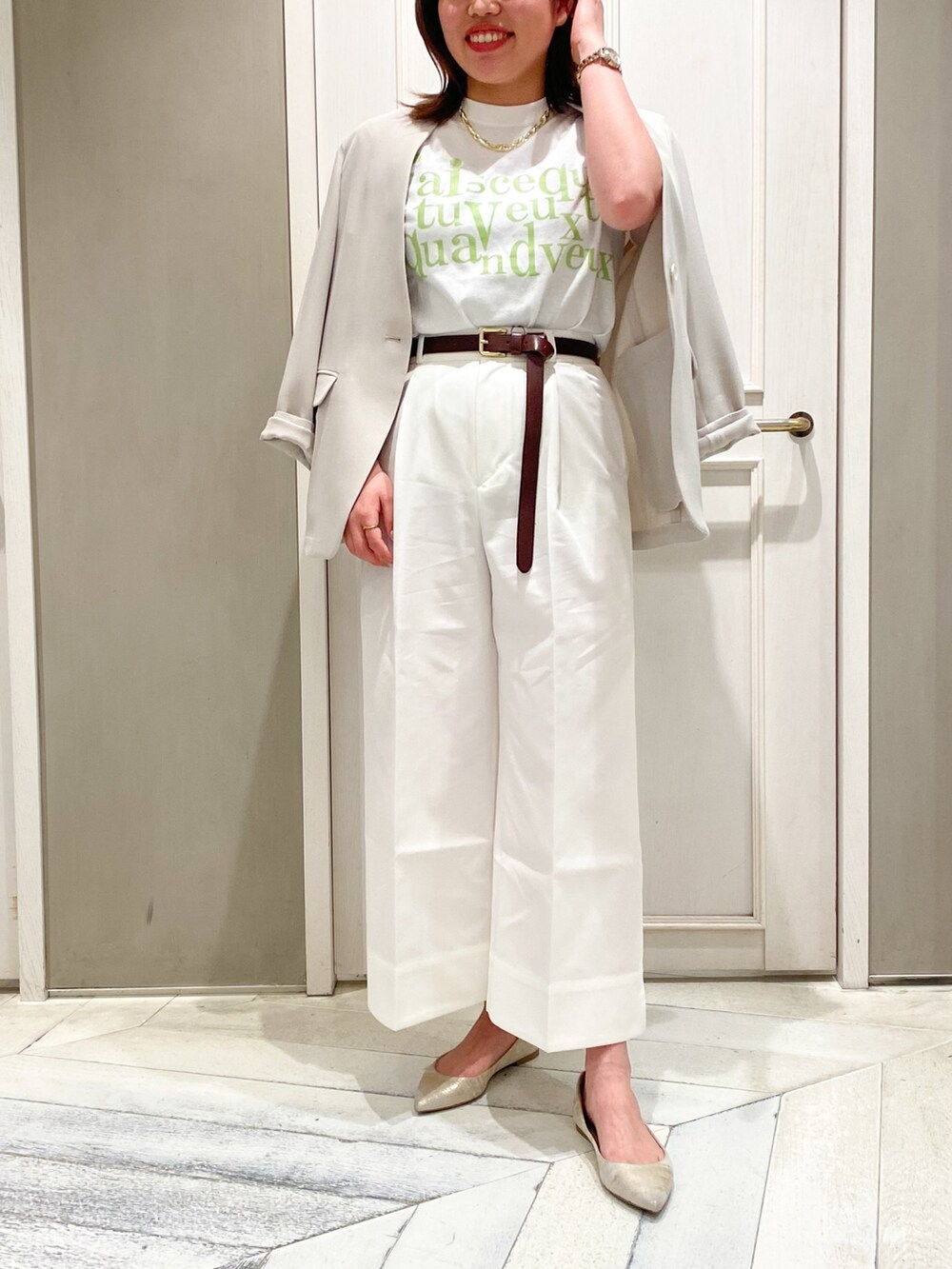 ホワイト系のTシャツ/カットソー、ベージュ系のノーカラージャケット、ホワイト系のその他パンツを着用したレディースの春コーディネートの2枚目の写真