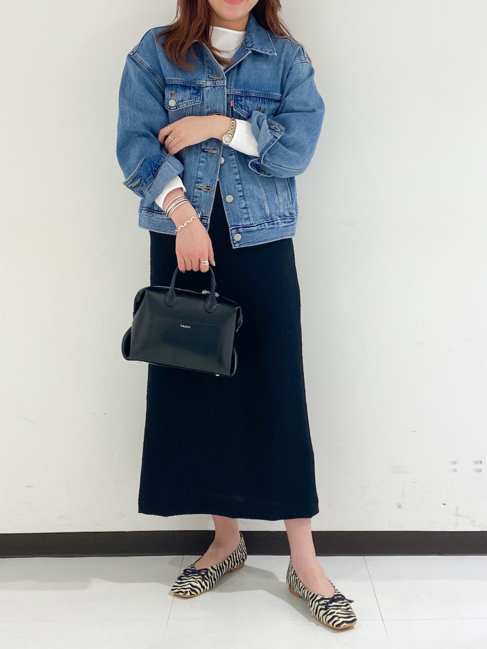 ホワイト系のシャツ/ブラウス、ブラック系のスカート、その他のバレエシューズを着用したレディースの春コーディネートの4枚目の写真