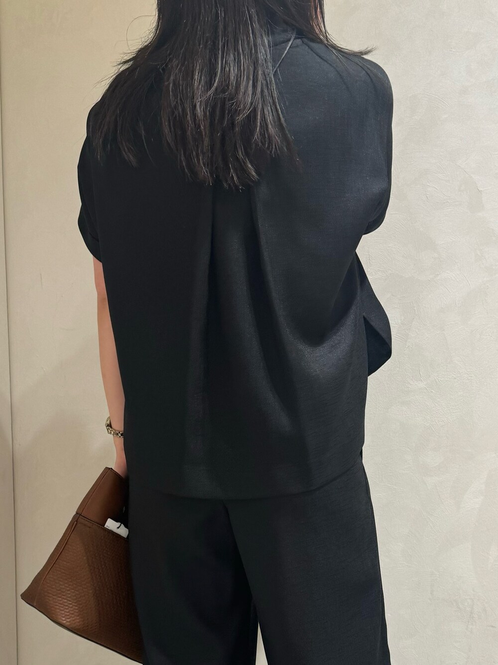 ブラック系のシャツ/ブラウス、ブラック系のその他パンツを着用したレディースの夏コーディネートの8枚目の写真