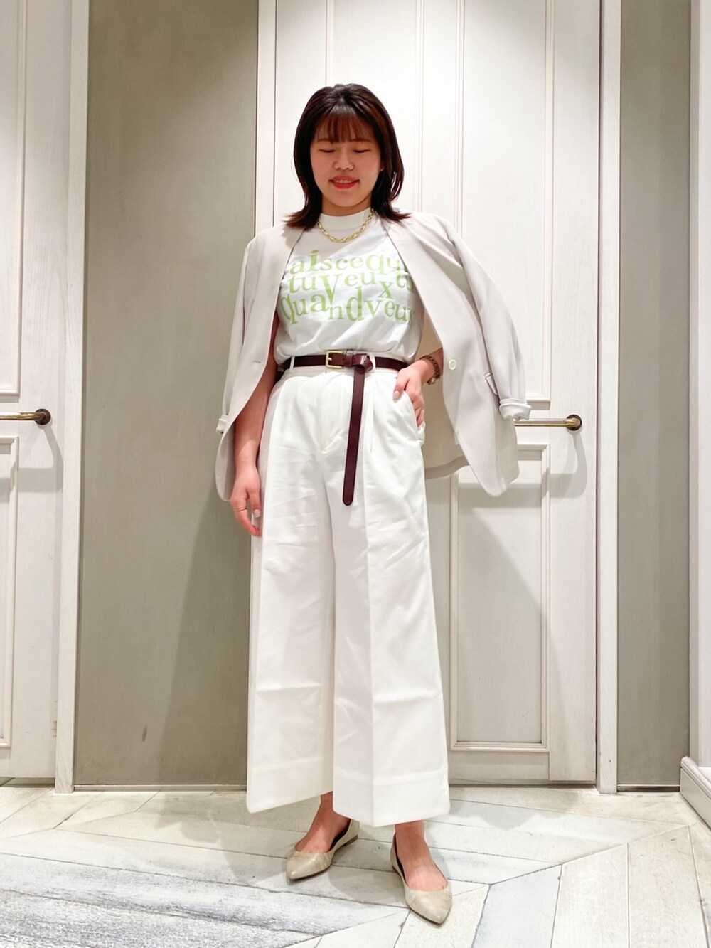 ホワイト系のTシャツ/カットソー、ベージュ系のノーカラージャケット、ホワイト系のその他パンツを着用したレディースの春コーディネートの4枚目の写真