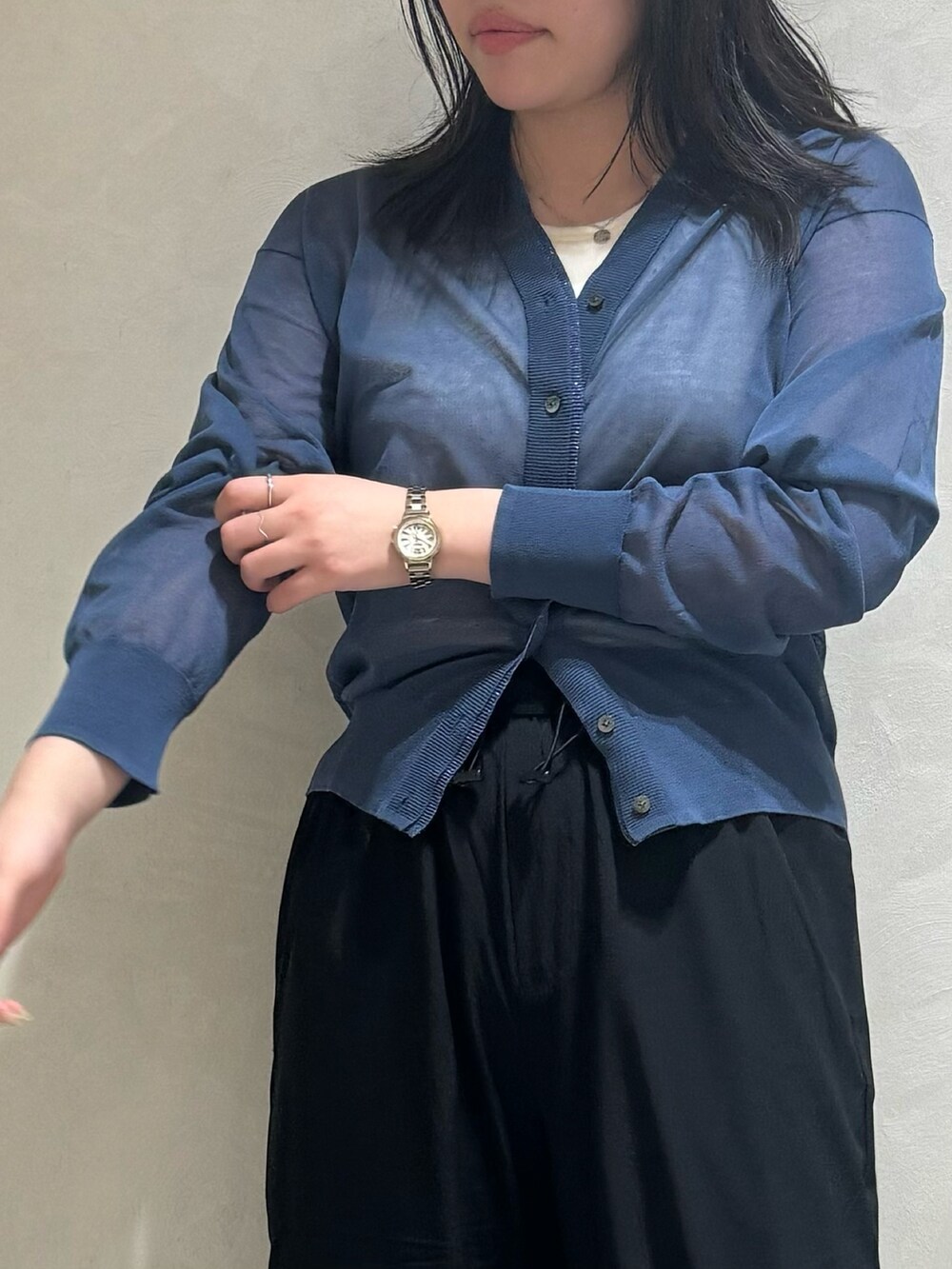 ブルー系のシャツ/ブラウス、ブラック系のカーゴパンツを着用したレディースの夏コーディネートの3枚目の写真