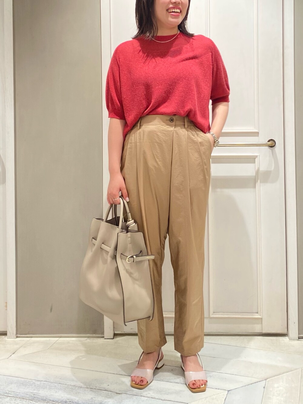 ピンク系のニット/セーター、イエロー系のその他パンツ、ベージュ系のトートバッグを着用したレディースの夏コーディネートの4枚目の写真