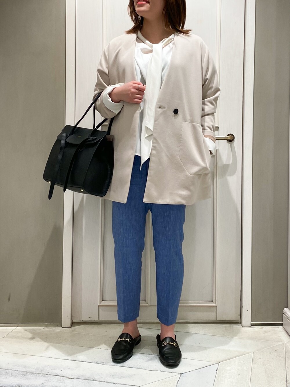 「春服デビュー宣言、大人カジュアル、春、大人女子、デニムパンツ、ジャケット、春コート、ジャージージャケット、レガシー、カリテ(qualite)、qualite、デニムライク、パンツスタイル、パンツブランド、パステル映える春」｜「qualiteのドレープボウタイブラウス（シャツ/ブラウス、ホワイト系）」を使った、たじさん（レディース・159cm）の春コーディネートの3枚目の写真