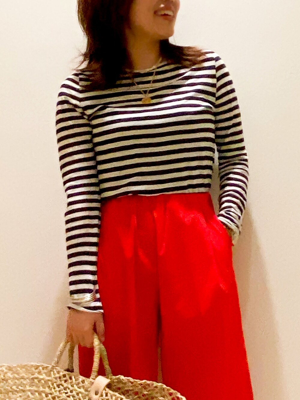 ブルー系のTシャツ/カットソー、レッド系のその他パンツ、レッド系のサンダルを着用したレディースの春コーディネートの4枚目の写真