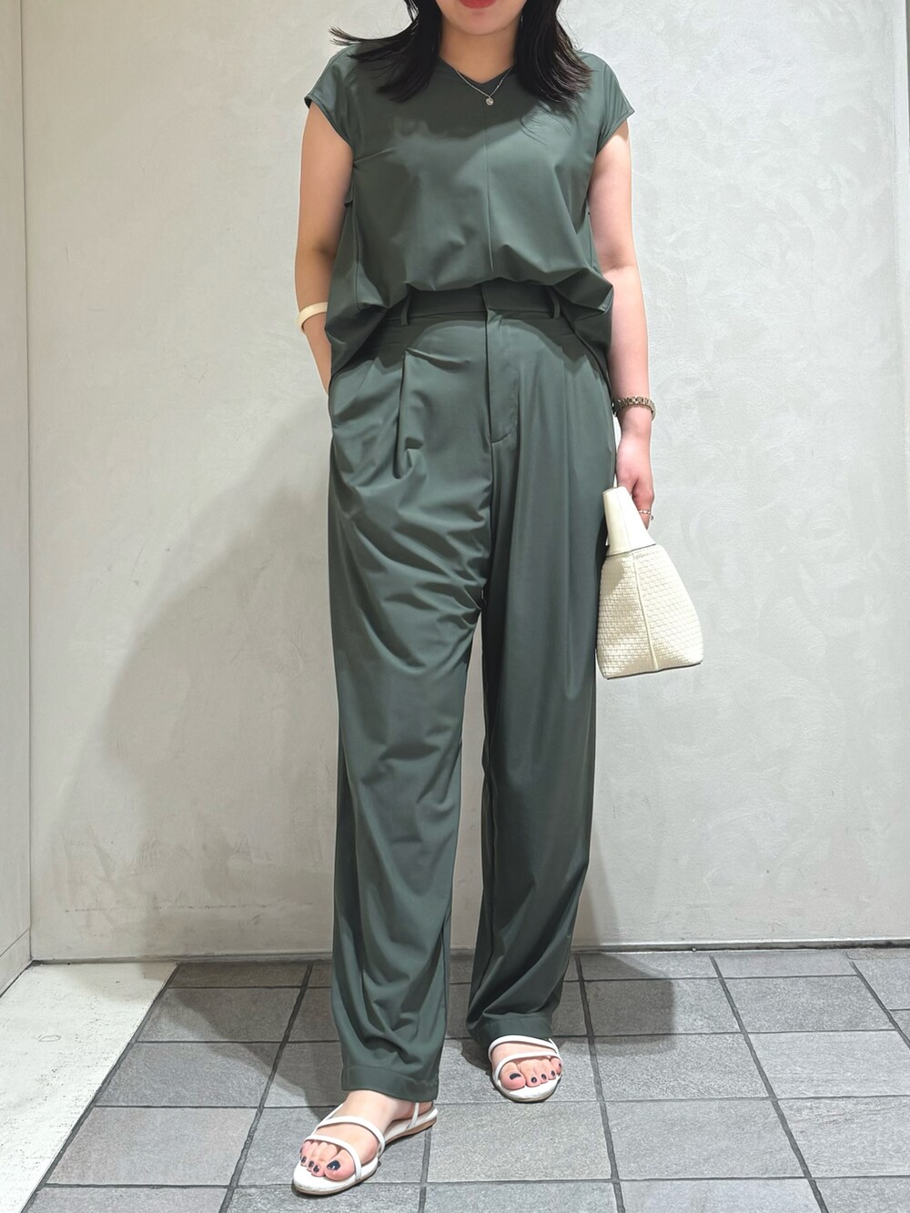 グリーン系のシャツ/ブラウス、グリーン系のその他パンツを着用したレディースの夏コーディネートの3枚目の写真