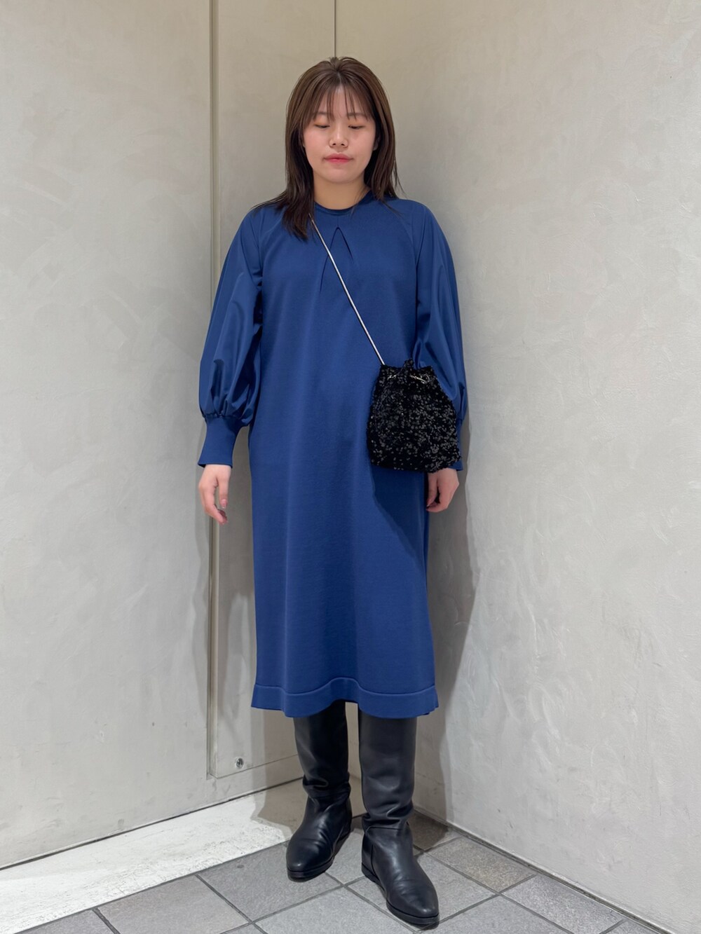 ブルー系のワンピースを着用したレディースの冬コーディネートの6枚目の写真