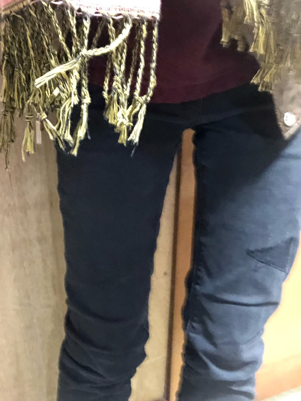 グレー系のファッション雑貨を着用したレディースの冬コーディネートの3枚目の写真