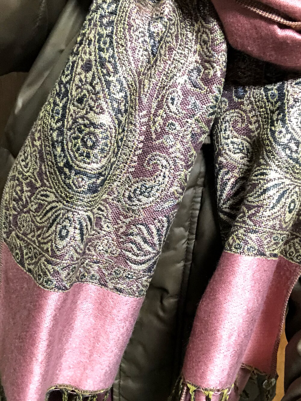 グレー系のファッション雑貨を着用したレディースの冬コーディネートの2枚目の写真