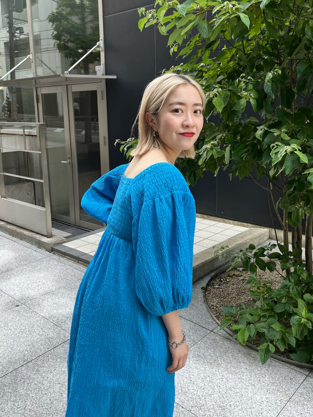 「Kastane、kastane_ootd、低身長女子、ワンピース、ワンピーススタイル、ブルー」｜「Kastaneの【サイズ展開あり】ギンガムシャーリングワンピース（ワンピース、ブルー系）」を使った、KOUTA CHIHIROさん（レディース・153cm）の夏コーディネートの4枚目の写真