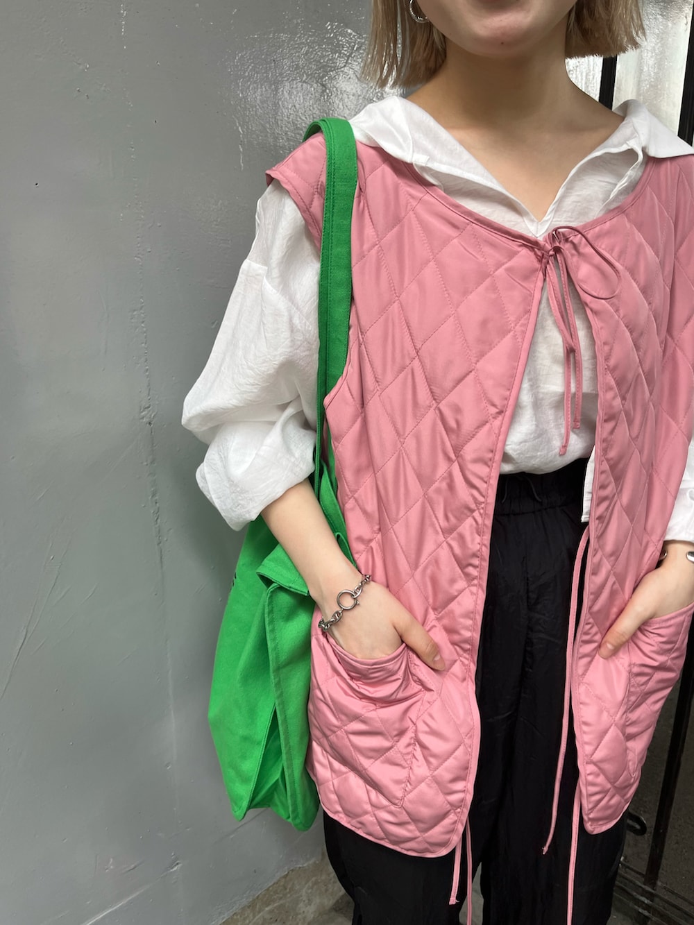 「Kastane、kastane_ootd、パンツコーデ、ベスト、キルティング、ピンク、シアー、初夏コーデ、低身長コーデ」｜「Kastaneのキルティングベスト（ベスト、ピンク系）」を使った、KOUTA CHIHIROさん（レディース・153cm）の春コーディネートの2枚目の写真