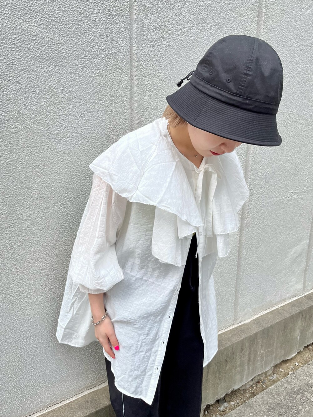 「Kastane、kastane_ootd、カジュアル、春コーデ、ブラウス、ジャージ、トラックパンツ」｜「Kastaneの【WHIMSIC】LACE-UP METRO HAT（ハット、ブラック系）」を使った、KOUTA CHIHIROさん（レディース・153cm）の春コーディネートの2枚目の写真