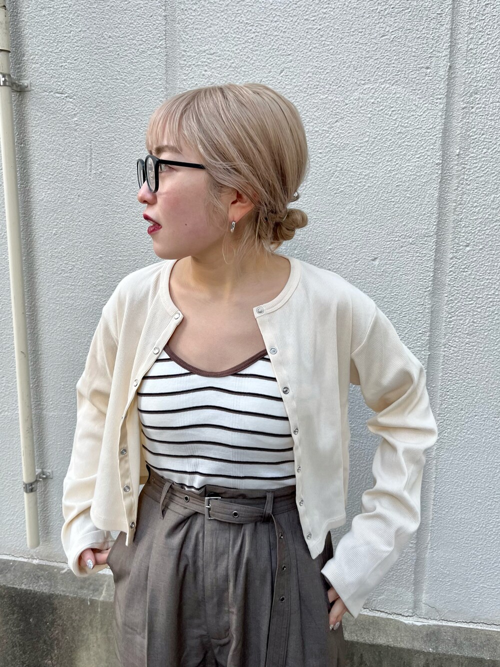 「ゆるコーデ、大人コーデ、Kastane、kastane_ootd、WHIMSIC、オトナカジュアル、春コーデ、低身長コーデ」｜「Kastaneのテレコカットリブチビカーディガン（カーディガン/ボレロ、ホワイト系）」を使った、KOUTA CHIHIROさん（レディース・153cm）の冬コーディネートの3枚目の写真