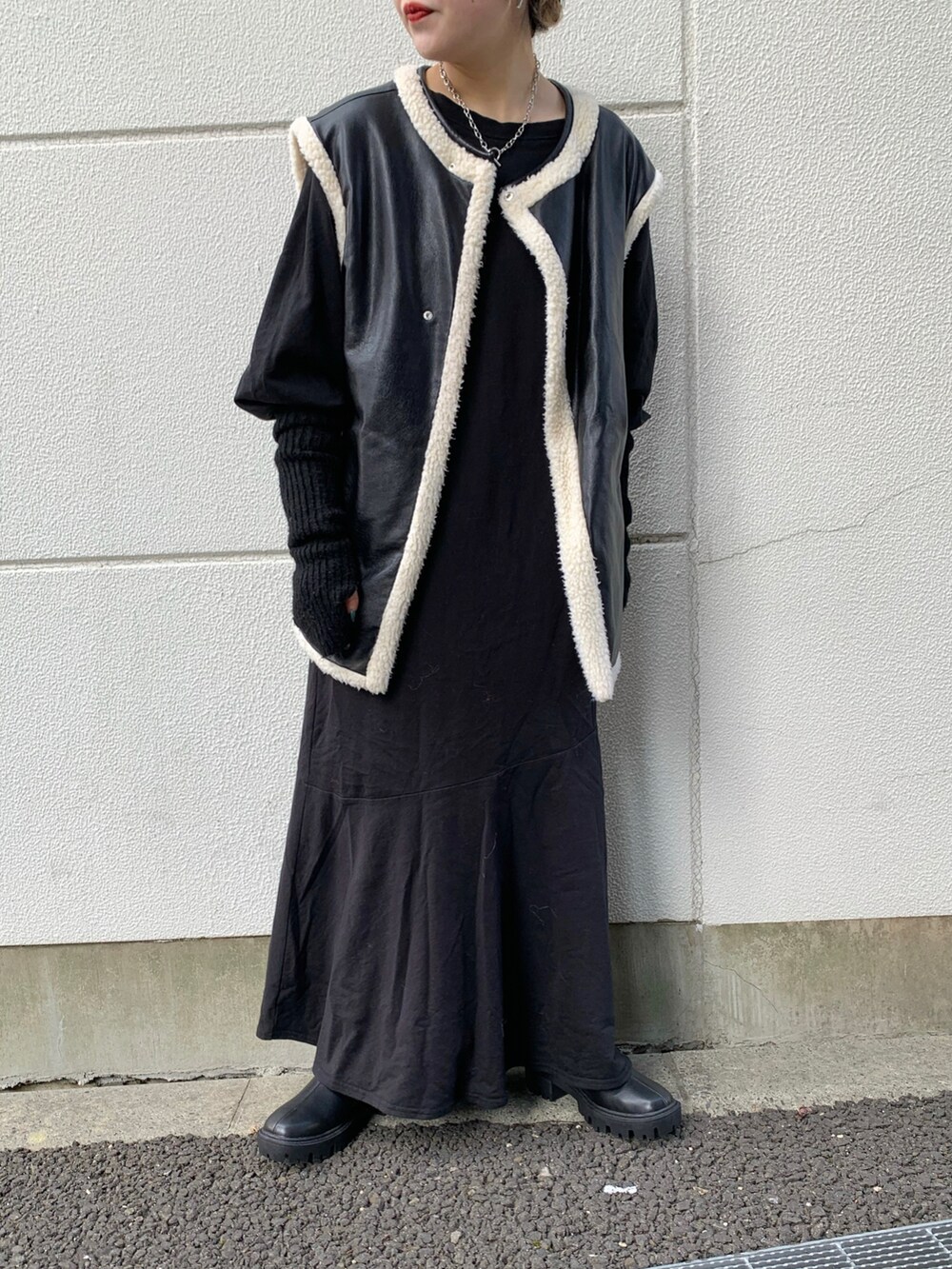 「Kastane、低身長コーデ、kastane_ootd、ボアベスト、カジュアル、ベスト」｜「Kastaneのフェイクレザーリバボアベスト（ベスト、ブラック系）」を使った、KOUTA CHIHIROさん（レディース・153cm）の冬コーディネートの2枚目の写真